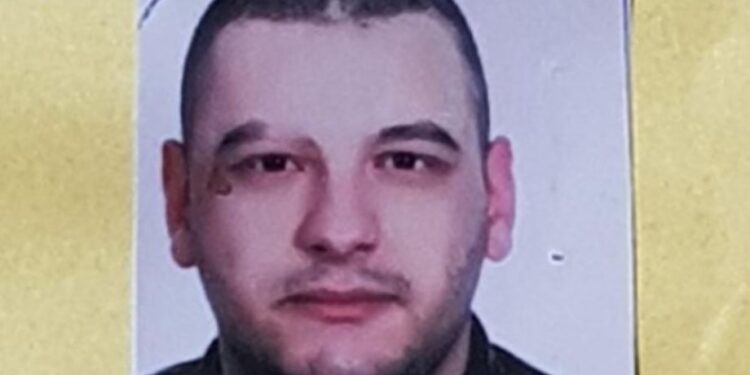 “Ma vranë djalin me 27 thika”, rrëqeth babai i Regis Runajt: Ju i përqafoni fëmijët tuaj, unë rri e pres çdo ditë te shkallët