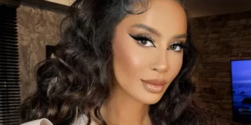 Romancë e re? Dafina Zeqiri fotografohet në krah të një mashkulli në Prishtinë