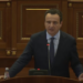 Deputetët duartrokasin dhe brohorasin për Albin Kurtin, kryeministri në Kuvend: S’i mbyll sytë para kriminelëve në Veri