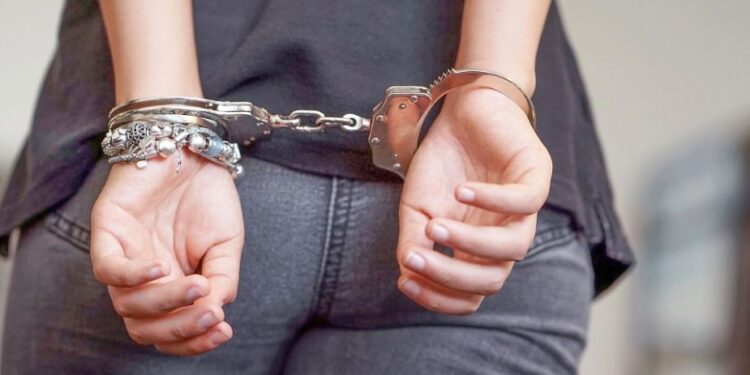 Shiste drogë në afërsi të shkollave, arrestohet 66-vjeçarja shqiptare në Greqi