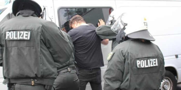 Plagosi me shishe qelqi 34-vjeçarin, arrestohet i riu shqiptar në Gjermani