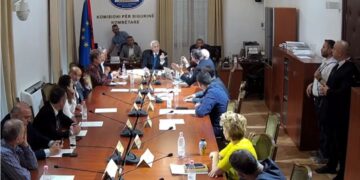 “Nxehen” gjakrat në Komisionin e Sigurisë, Salianji godet tavolinën me grusht, Naço: Nuk më lëviz qërpiku prej teje