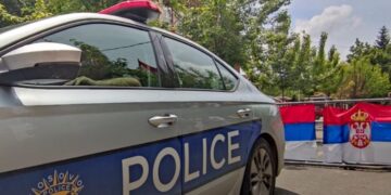 Tensionet në Kosovë, shpërthime gjatë natës pranë stacioneve policore në Zveçan dhe Mitrovicë të Veriut