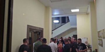 Mbledhja në PD plot tensione, Bardhi dhe Sula braktisën mbledhjen, përballen me situatën e pazakontë jashtë selisë