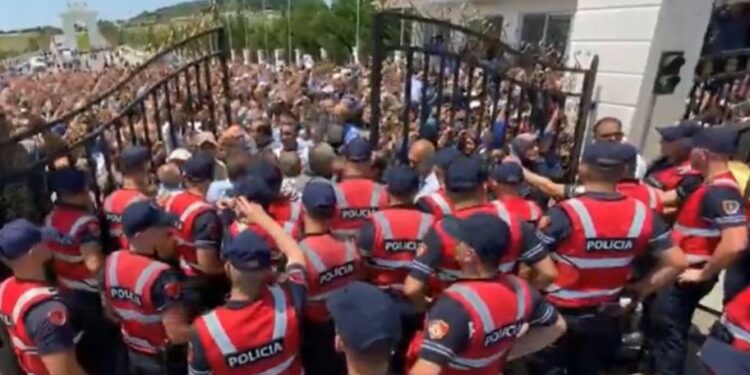 Përplasje në kampin e MEK, vjen reagimi i Ministrisë së Brendshme: Muxhahedinët nuk i qëndruan marrëveshjes
