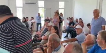 Konstituimi i këshillit bashkiak Himarë, mbështetësit e Belerit protestojnë: Të zëvendësohen punonjësit e vjetër me të rinjtë