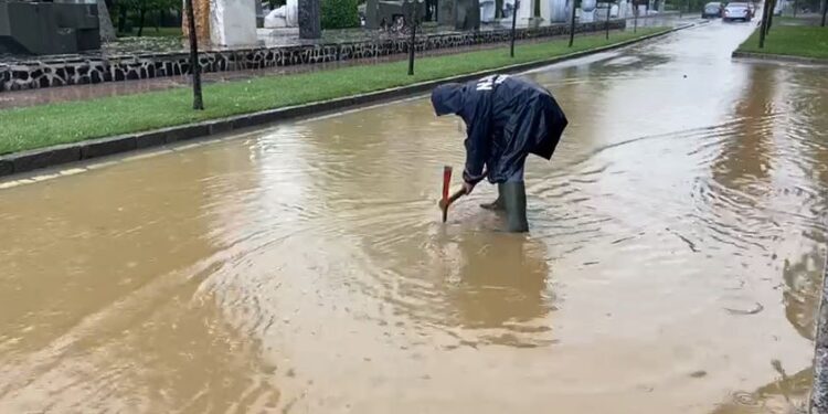 Moti i keq shkakton përmbytje në Korçë