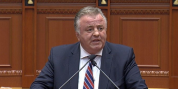 I shtruar për përdorim droge, i riu i arratisur nga Psikiatria, djali i ish-deputetit Paulin Stërkaj