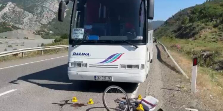 Aksident në Rrugën e Kombit, autobusi përplas për vdekje një person me biçikletë