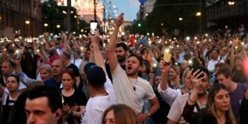 Mijëra serbë “derdhen” në rrugët e Beogradit, kërkojnë dorëheqjen e Vuçiç