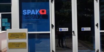 Mori 50 mijë lekë që të ndikonte tek gjyqtari dhe prokurori për vendimin ndaj një të arrestuari, urdhër-arresti ndaj oficerit të policisë gjyqësore, akuza dhe për dekonspirim