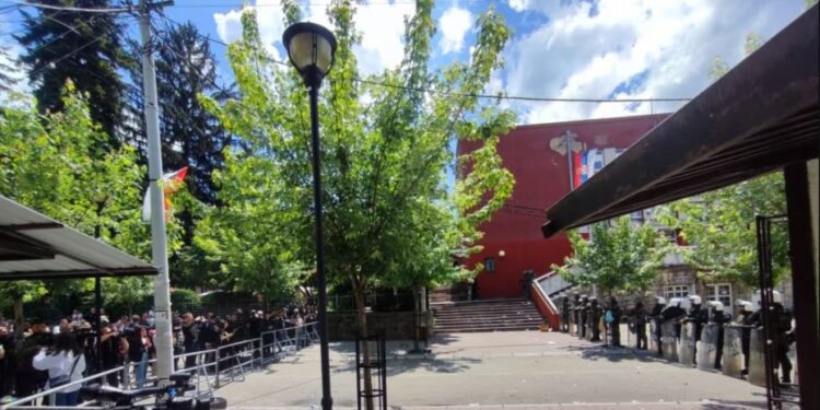 Sulmohet një ekip mediatik në Zveçan