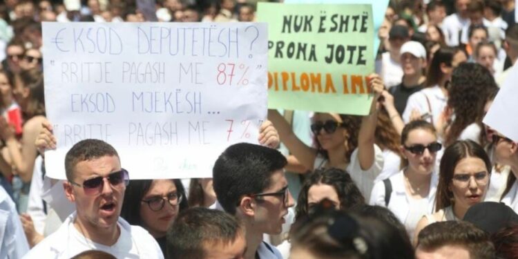 “5 vite punë në Shqipëri, pastaj diploma” studentët e Mjekësisë protestë para Kuvendit: Nuk pranojmë të na internoni!