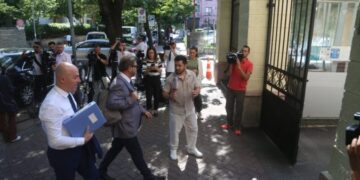 SPAK kërkon arrestimin e ish-zv. kryeministrit, avokatët zbulojnë arsyen pse Ahmetaj u largua nga Shqipëria