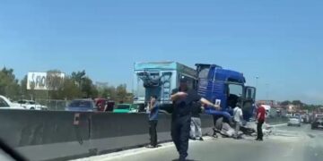 Kamioni çan trafikndarësen në autostradën Tiranë – Durrës, bllokohet trafiku