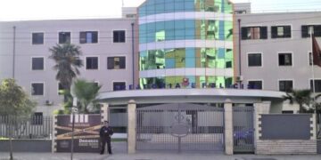 Mister në Durrës, gjendet një trup i pajetë brenda një makine pranë një shkolle