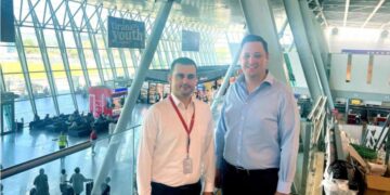 Skandali në Angli, kryebashkiaku fshehu vizitën Shqipëri dhe tha se u pagua nga aeroporti i Rinasit, por përgënjeshtrohet