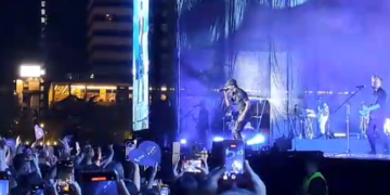 Koncerti madhështor i Enrique Iglesias në sheshin “Skënderbej”, përshëndeti publikun me simbolin e shqiponjës dhe foli shqip