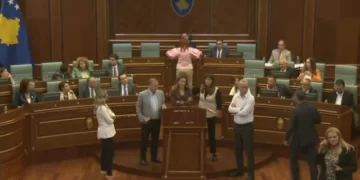 Rikthehet pas sherrit Kuvendi i Kosovës, sërish tensione, deputetët e PDK-së rrethojnë foltoren (FOTO)