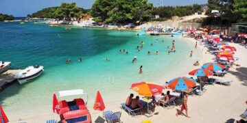 “Nga 300 lekë deri në 300 euro”, sa kushtojnë shezlongët sipas zonave në Shqipëri