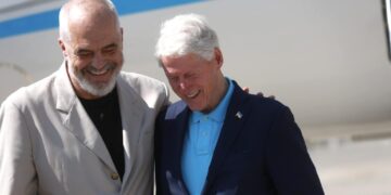 Rama nxjerr foton e parë pas takimit me Clinton: Me mikun e përjetshëm të kombit shqiptar