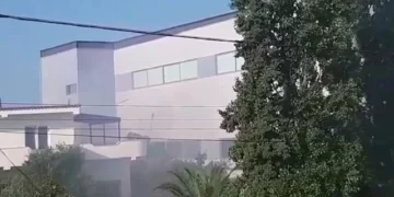 Zjarr në ambientet e jashtme të një fabrike këpucësh në Durrës