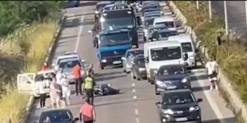 Aksident në Tiranë, makina përplas motorin, detajet e para