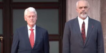 Fjalimi historik i Clinton në Shqipëri, kryeministri Rama ‘largohet’ nga turma (FOTO)