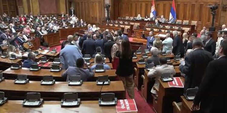 Çfarë ndodhi papritur? ‘Plas’ keq sherri në parlament