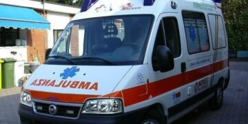 Rrezikoi të mbytej, pushuesit i shpëtojnë jetën 7-vjeçares në Shëngjin, transportohet në spital
