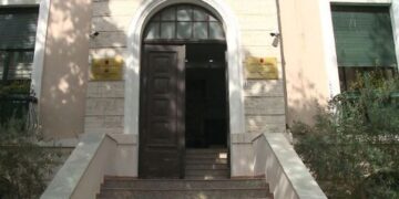 Menjëherë pas vendimit të qeverisë, studentët e mjekësisë ngrihen në protestë