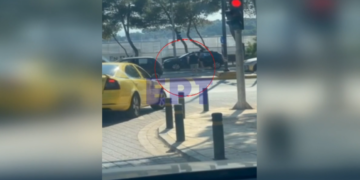 Pamje të rënda, shqiptari përplas 27-vjeçarin në mes të Athinës, e “fluturon” disa metra në ajër