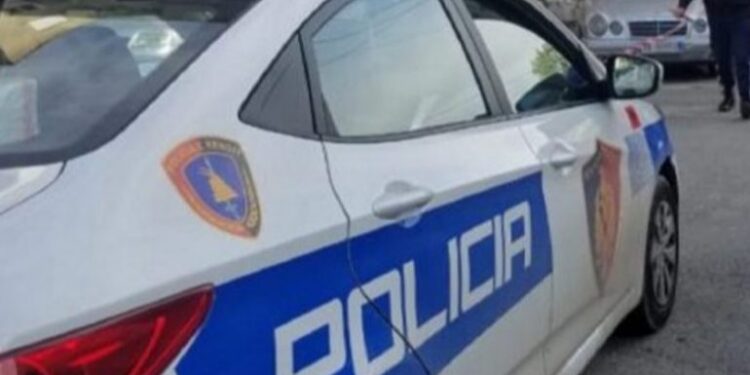 I vuri flakën derës së jashtme të spitalit privat, procedohet 49-vjeçari në Tiranë, dy të tjerë në pranga pasi kundërshtuan me dhunë policët