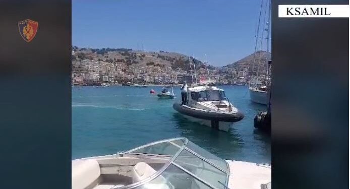 Gomonia futet në zonën e ndaluar ku notojnë pushuesit në Ksamil, ndërhyn policia, bllokohet mjeti dhe gjobitet pronari
