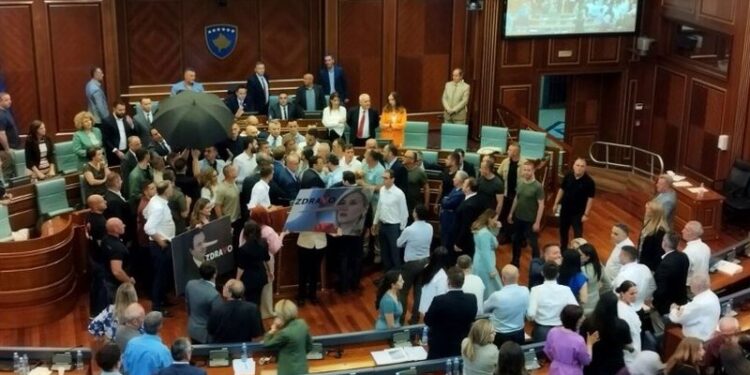 Qetësohet situata në Kuvend, Opozita tërhiqet nga foltorja dhe vijon seanca plenare