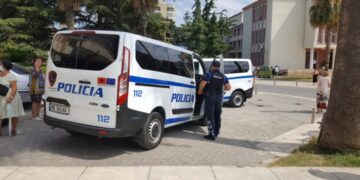 ‘Pse më pe?’ sherr me thika në Durrës, dy të plagosur