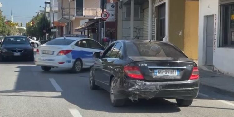 Aksident në Kavajë, përplasen dy automjete, plagoset rëndë një prej shoferëve