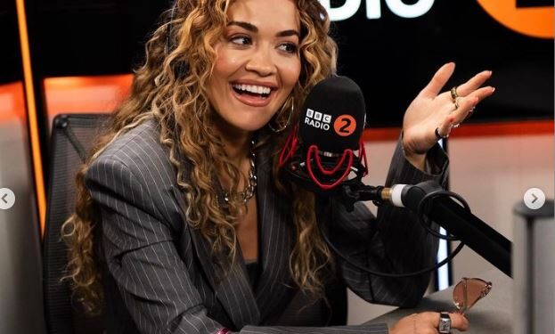 Rita Ora flet për shëndetin mendor dhe anët negative të famës: Rrija vetëm, pija alkool!