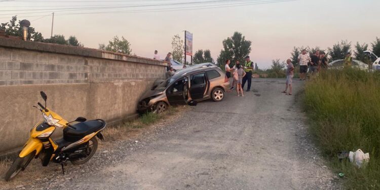 Aksident në Lezhë, dy automjete përplasen me murin, tre të plagosur (FOTO)