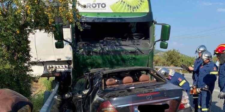 Aksidenti me 5 të vdekur në Greqi, makina me targa të Shqipërisë u përplas kokë më kokë me kamionin (FOTO)
