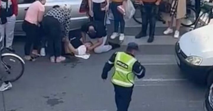 Aksident në Durrës, makina përplas këmbësoren