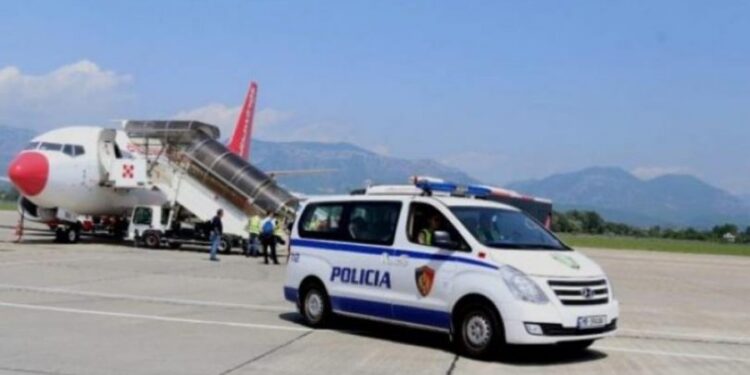 Goditi policin në Rinas, kapet i riu nga Mati