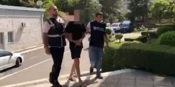 Tentoi të kalonte drogë dhe armë, arrestohet 35-vjeçari sllovak në Gjirokastër