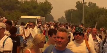 Zjarri në ishullin grek merr përmasa të frikshme, hapen kampet për të strehuar turistët dhe banorët e evakuar