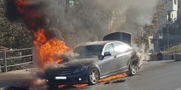 “Benz-i” merr flakë në ecje në autostradën Levan-Tepelenë, shpëton mrekullisht familja