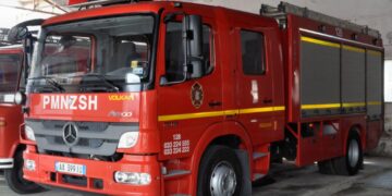 Përfshihet nga flakët fabrika e prodhimit të lëngjeve në Libohovë, ndërhyjnë zjarrfikësit