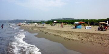 Shmanget tragjedia në plazhin e Spillesë, babë e bir gati sa nuk u mbytën