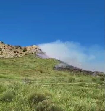 Kodrat e Kallmit në Durrës përfshihen nga zjarri, era e fortë favorizon përhapjen e flakëve