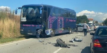 Aksident i rëndë në Kosovë, autobusi përplaset me makinën, 6 të plagosur