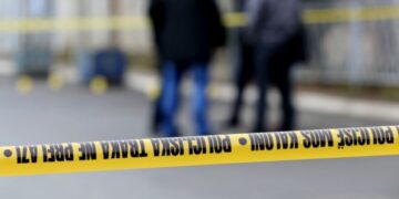 Tmerrohen qytetarët, gjendet një person pa shenja jete në rrugë, zbardhen dyshimet e para